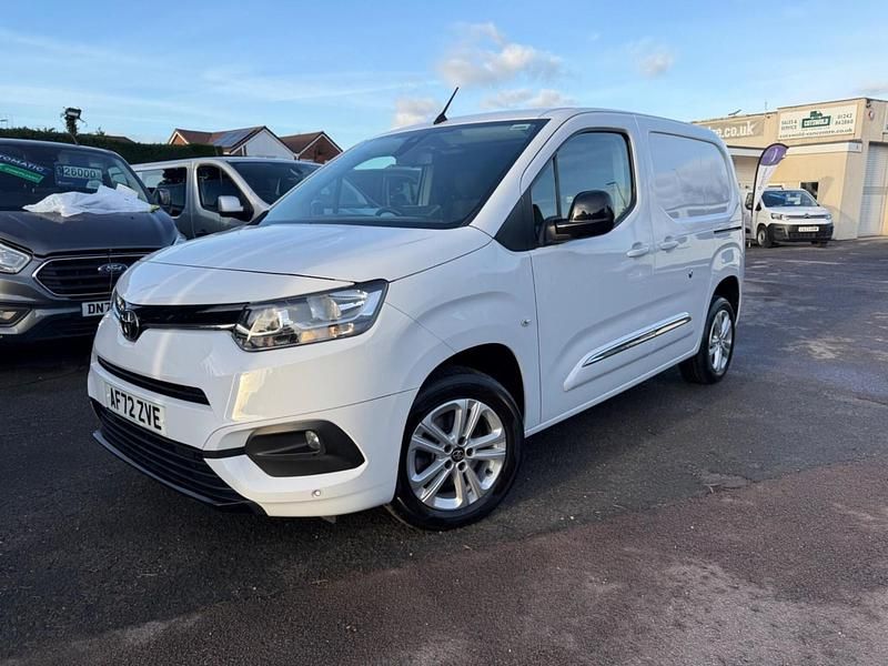 Used Toyota Proace Design 120 HP (88 kW) 2022 White MPV