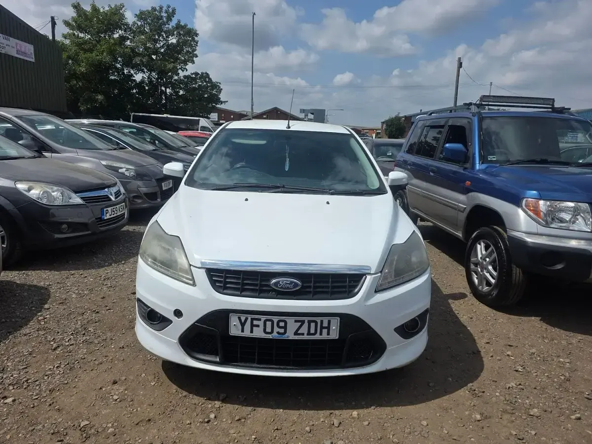 Used Ford Focus Zetec 136 HP (100 kW) 2009 White Hatchback