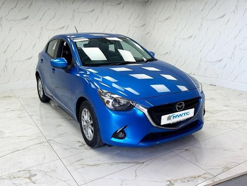 Usado Mazda 2 90 HP (66 kW) 2016 Azul Citadino
