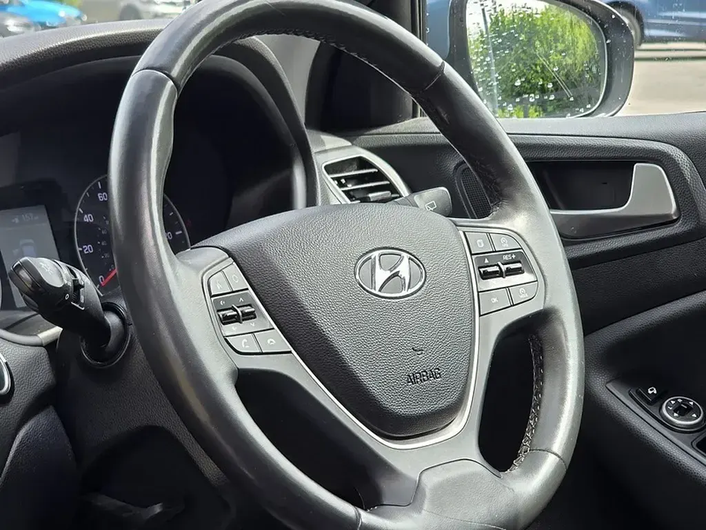 Used Hyundai i20 Premium SE 84 HP (61 kW) 2019 Aqua sparkling Hatchback