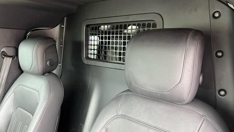 Używany Land Rover Defender HSE 300 KM (220 kW) 2021 Szary SUV