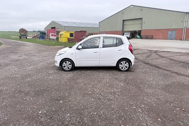 White Used 2013 Hyundai i10 Active Hatchback | £1,995 (Good price) - Image 1/1