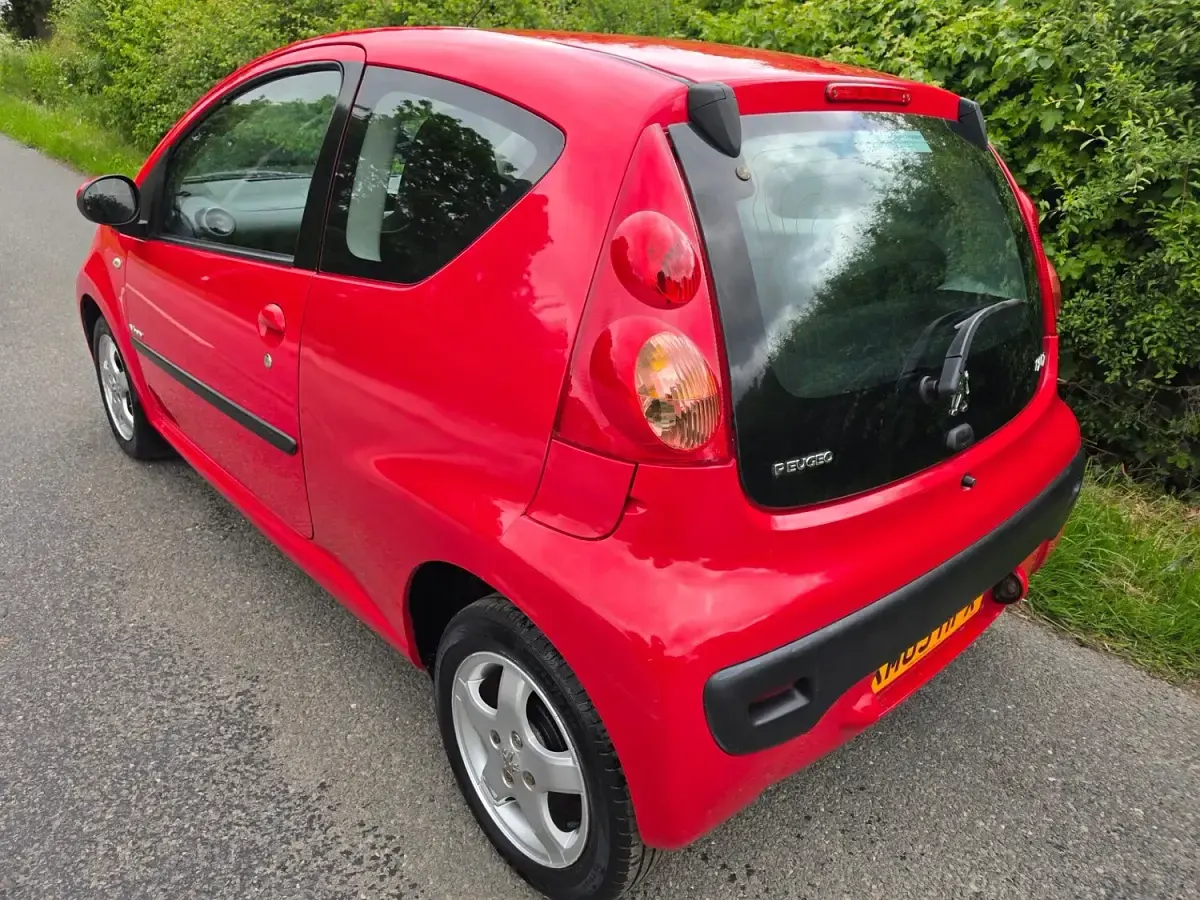 Used Peugeot 107 68 HP (50 kW) 2009 Red Hatchback