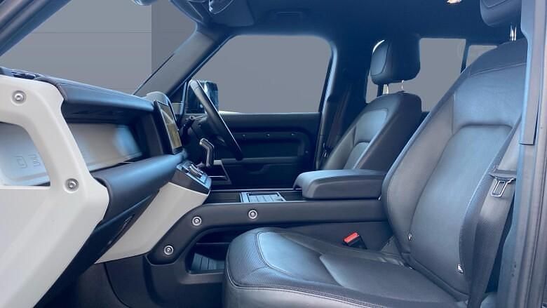 Used Land Rover Defender HSE Dynamic 300 HP (220 kW) 2023 Estate