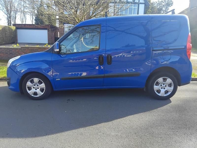Used Vauxhall Combo Sportive 105 HP (77 kW) 2017 Blue MPV