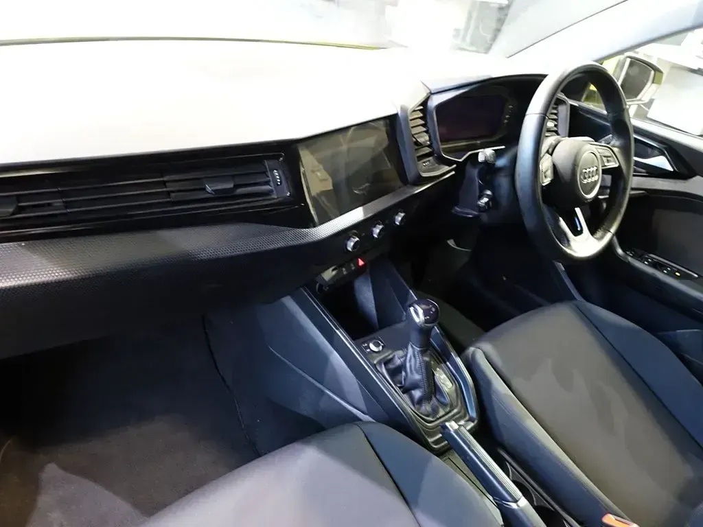 Usado Audi A1 Sportback Design 110 HP (80 kW) 2022 Amarelo Citadino
