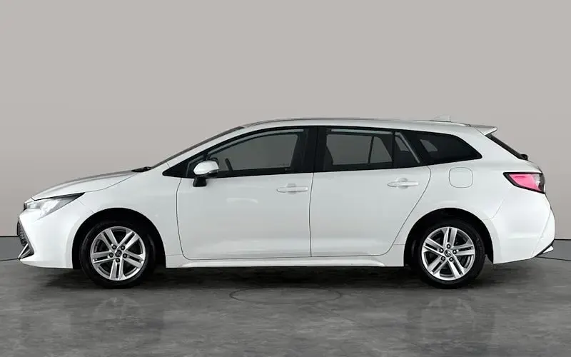 Used Toyota Corolla 140 HP (102 kW) 2022 White Estate