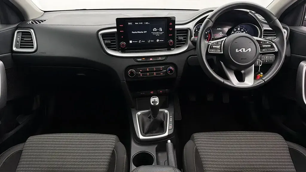 Usado Kia Ceed 158 HP (116 kW) 2023 Cinzento Citadino