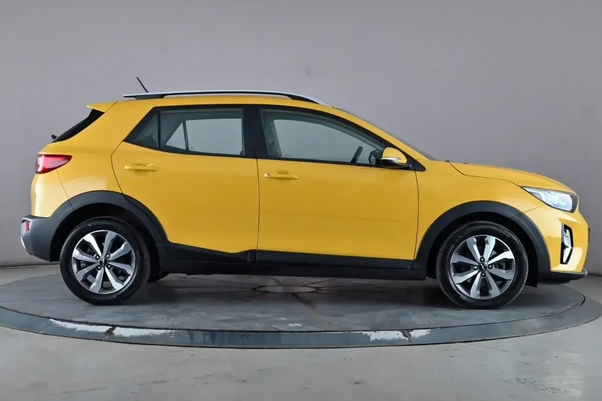 Usado Kia Stonic 99 CV (72 kW) 2022 Amarillo SUV