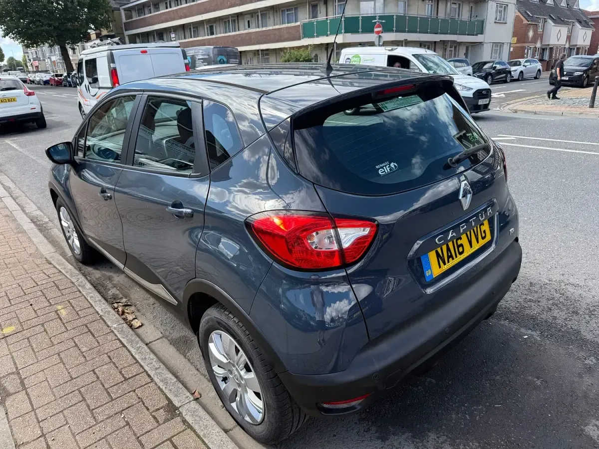 Used Renault Captur Expression+ 90 HP (66 kW) 2016 Blue SUV
