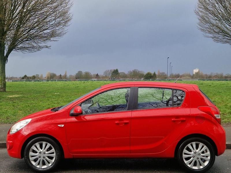 Used Hyundai i20 Style 99 HP (72 kW) 2010 Red Hatchback