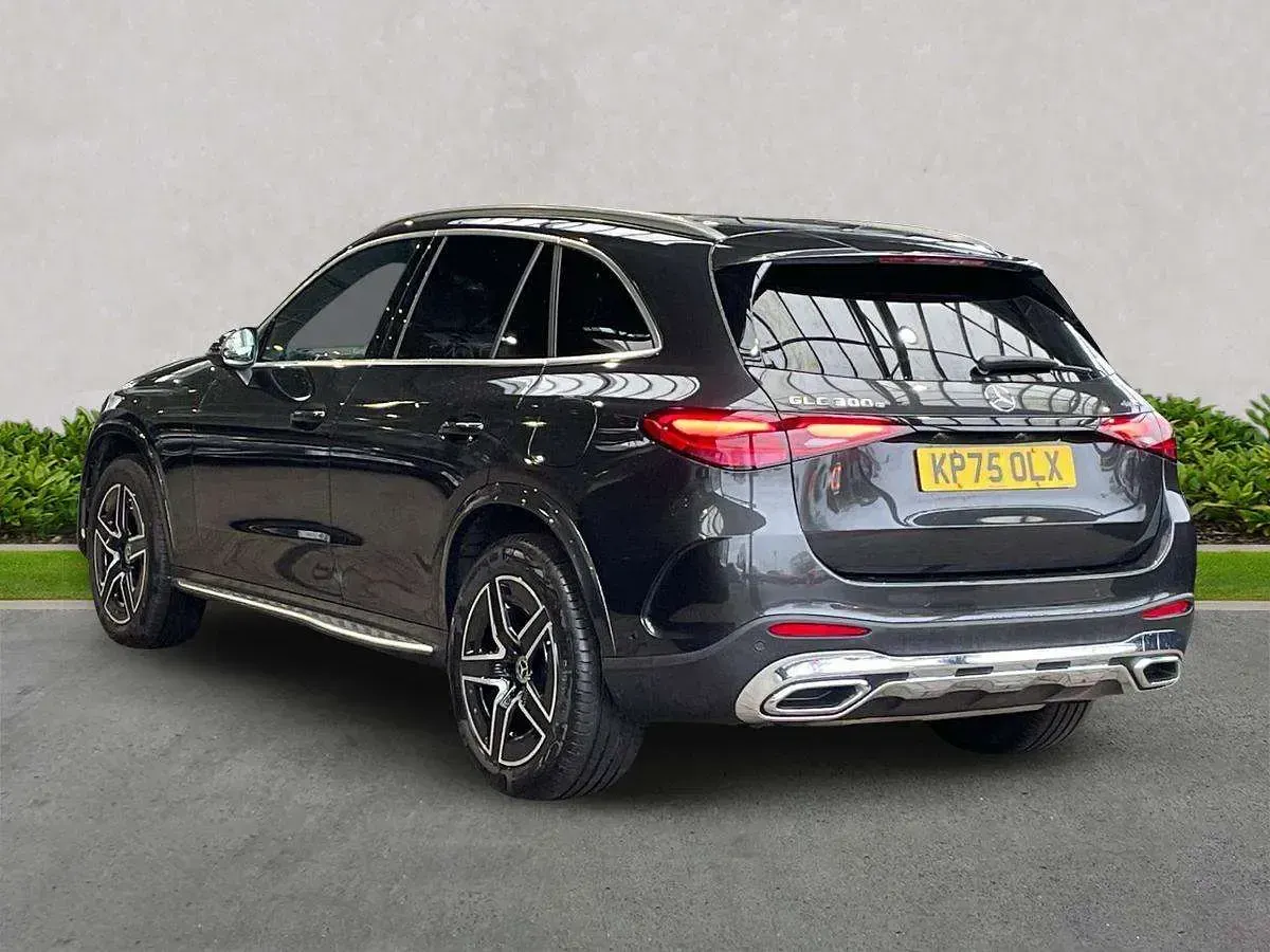 Usado Mercedes GLC300e AMG line 2025 Gris Familiar