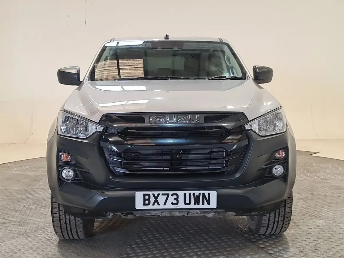 Usado Isuzu D-Max 164 HP (120 kW) 2023 Prateado Pickup