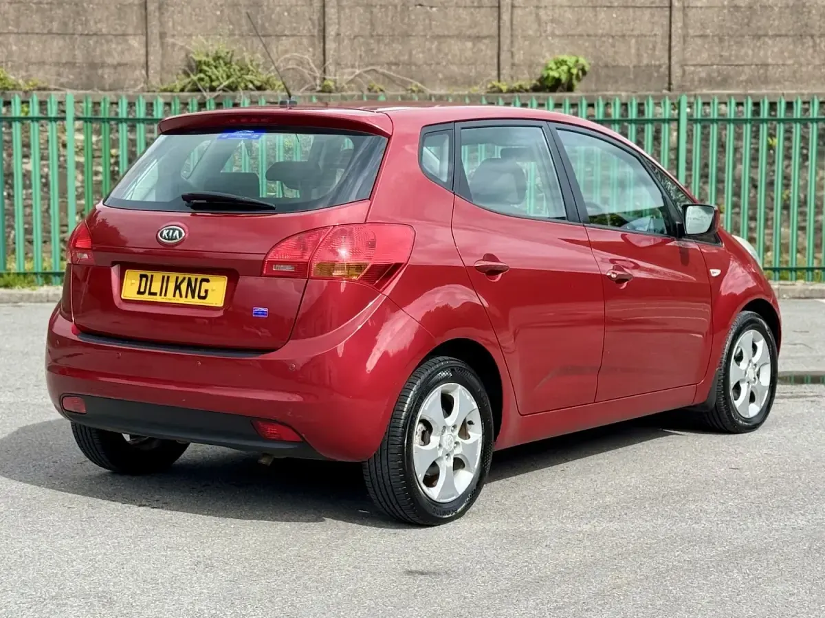 Used Kia Venga 125 HP (91 kW) 2011 Red Hatchback