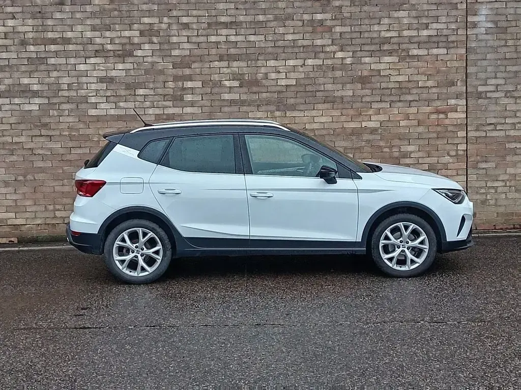 Used Seat Arona FR 110 HP (80 kW) 2023 White SUV