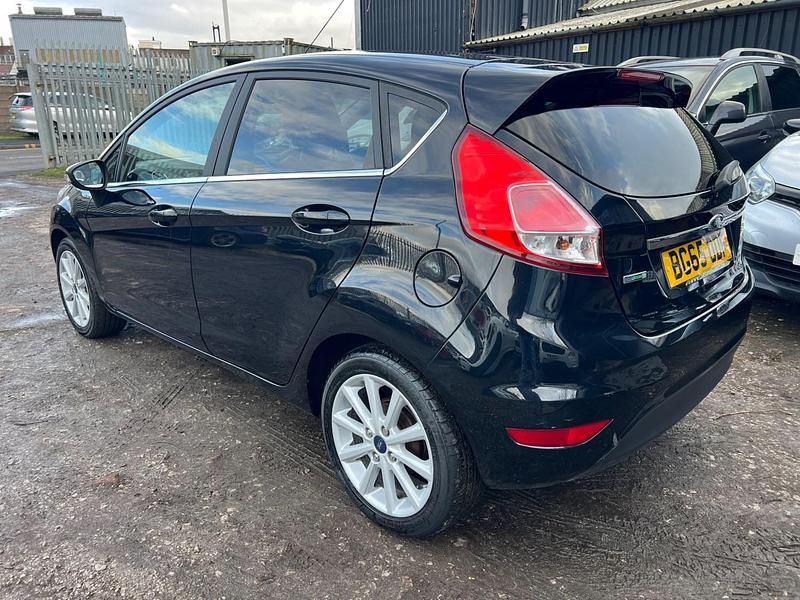 Begagnad Ford Fiesta Titanium 2015 Svart Halvkombi