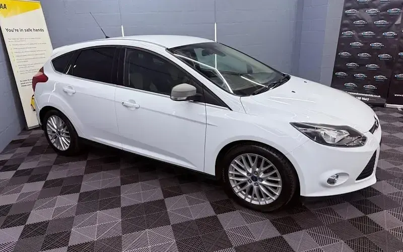 Used Ford Focus Zetec 116 HP (85 kW) 2014 White Hatchback
