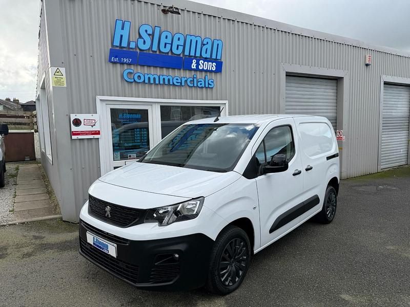 Used Peugeot Partner 100 HP (73 kW) 2022 White MPV