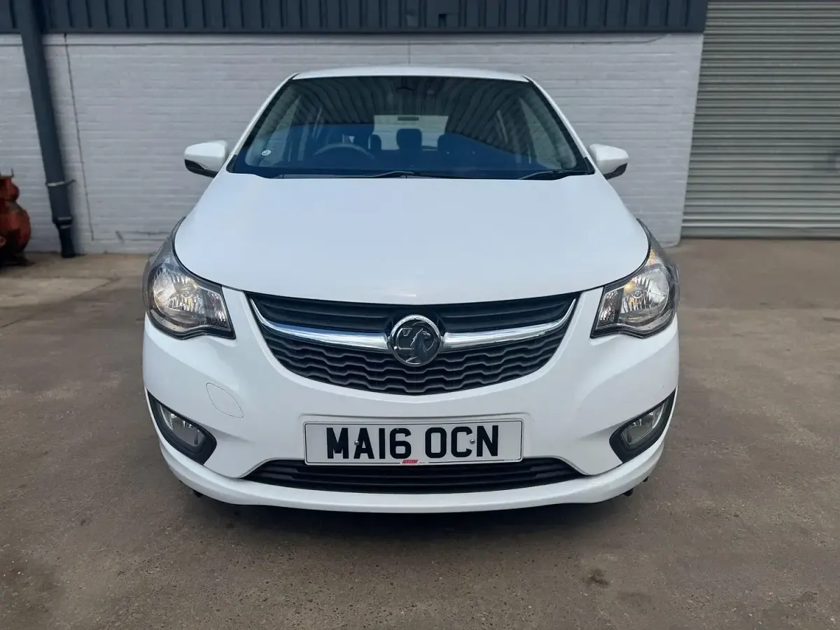 Used Vauxhall Viva 75 HP (55 kW) 2016 White Hatchback
