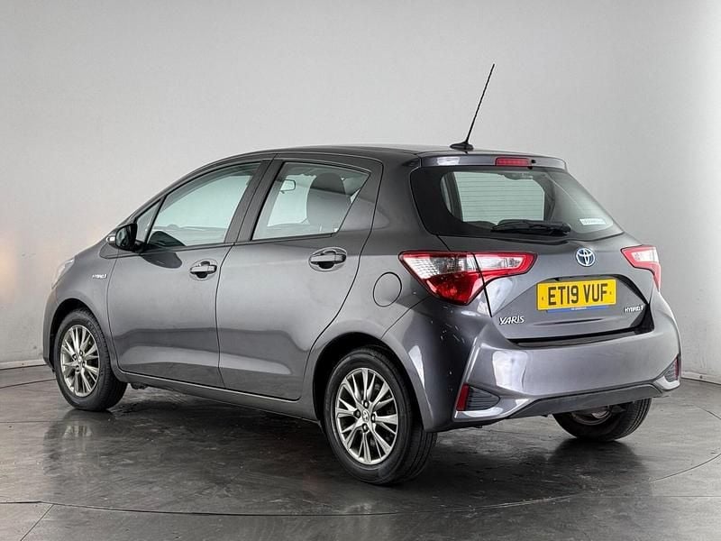 Used Toyota Yaris Hybrid 101 HP (74 kW) 2019 Grey Hatchback