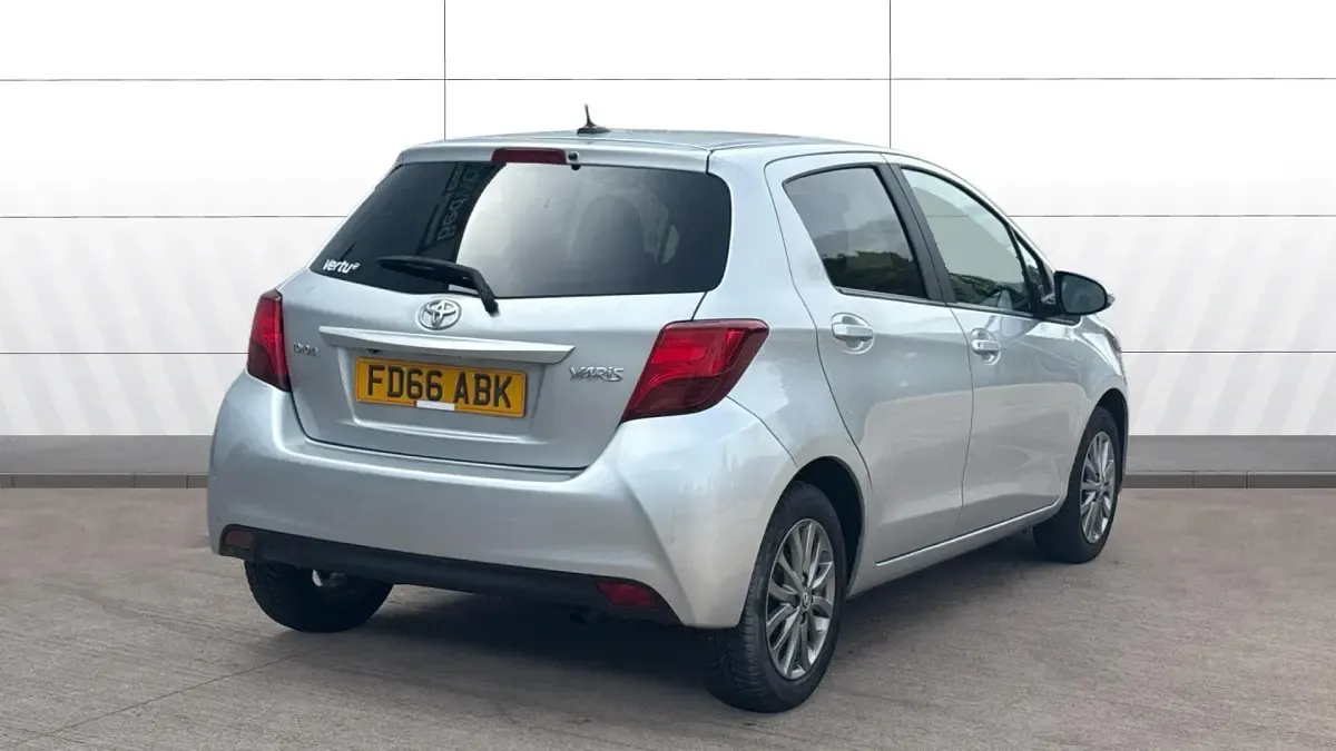 Used Toyota Yaris 99 HP (72 kW) 2016 Silver Hatchback