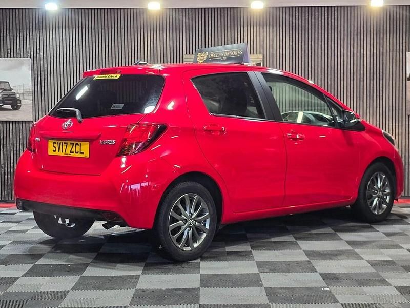 Used Toyota Yaris 99 HP (72 kW) 2017 Red Hatchback