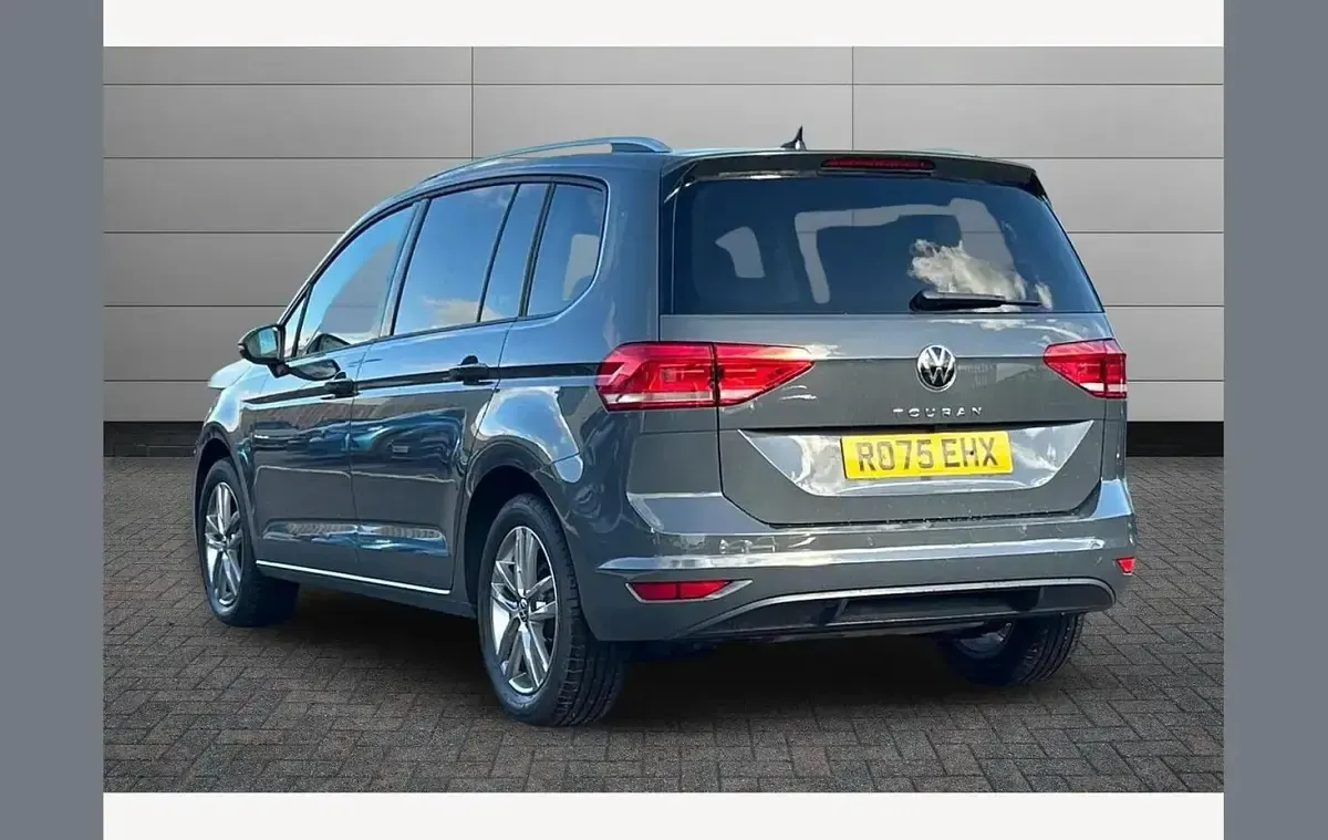 Usado VW Touran Match 150 HP (110 kW) 2025 Cinzento Monovolume