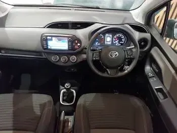 Usado Toyota Yaris 111 CV (81 kW) 2019 Gris Utilitario