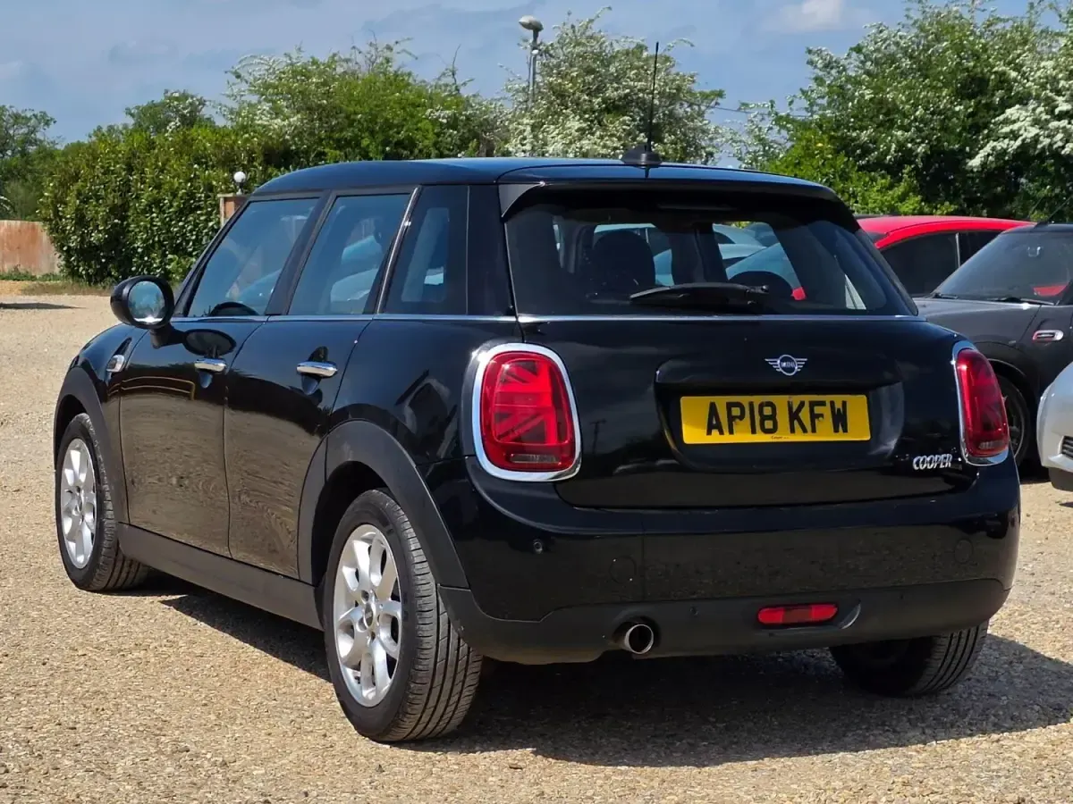 Begagnad Mini Cooper Hatch 2018 Svart Halvkombi