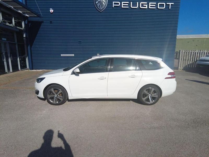 White Used 2016 Peugeot 308 Allure Estate | £8,995 (Fair price) - Image 1/4