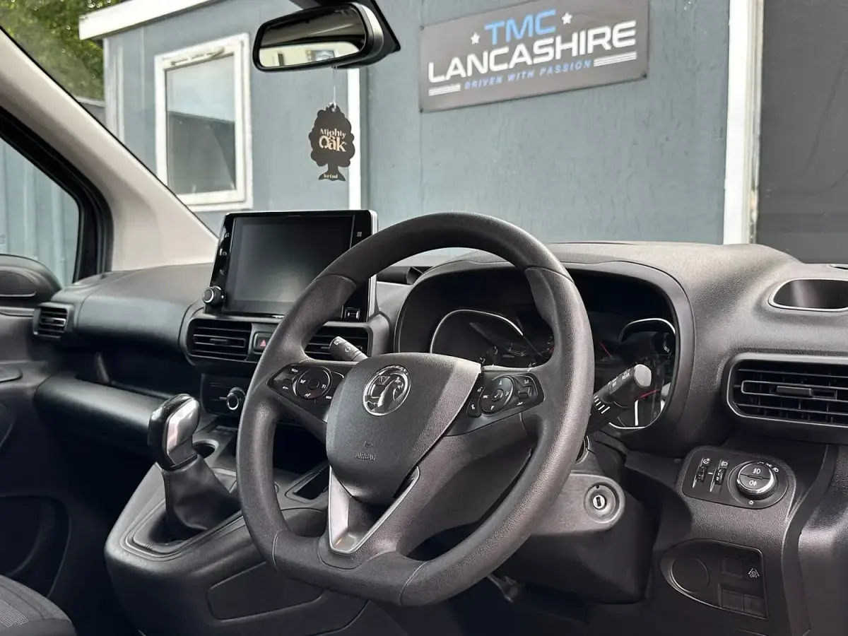 Used Vauxhall Combo S 100 HP (73 kW) 2019 Blue MPV