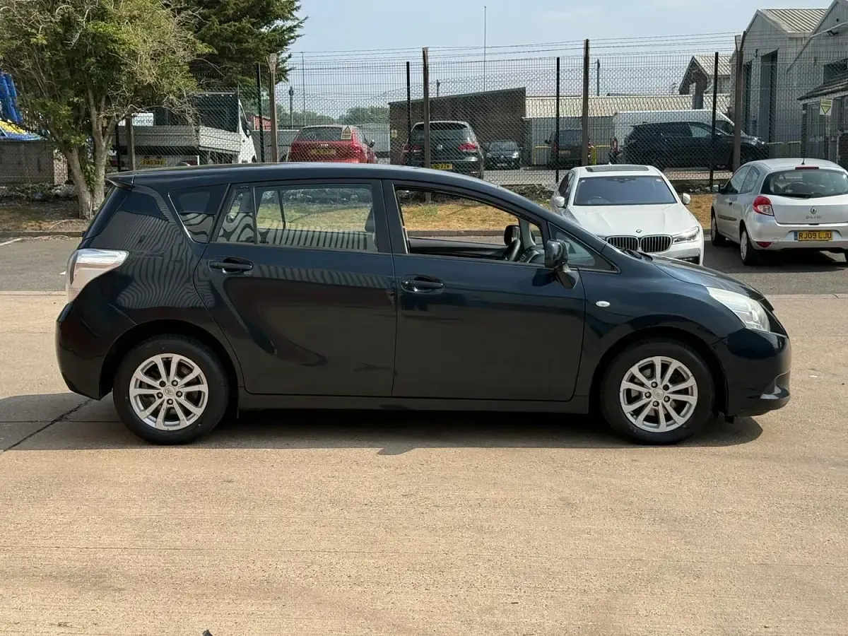 Used Toyota Verso 126 HP (92 kW) 2012 Grey MPV