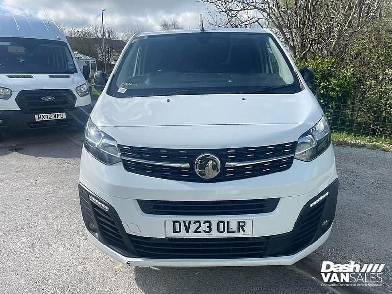 Second-hand Vauxhall Vivaro 100 CP (73 kW) 2023 Alb Monovolum