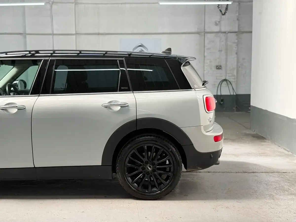 Usado Mini Clubman 136 CV (100 kW) 2018 Plateado Familiar