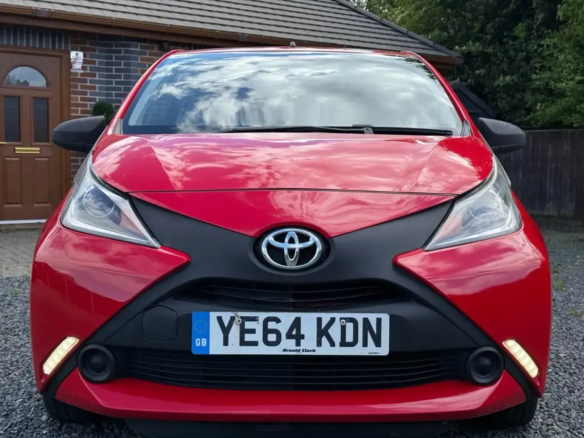 Begagnad Toyota Aygo 68 HK (50 kW) 2014 Röd Halvkombi