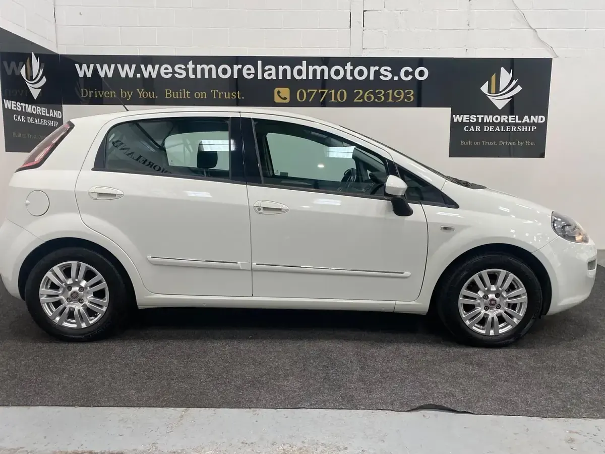 Used Fiat Punto Easy 69 HP (50 kW) 2014 White Hatchback