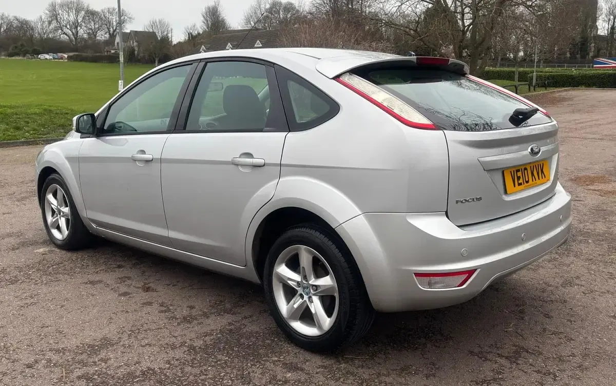 Used Ford Focus Zetec 110 HP (80 kW) 2010 Silver Hatchback