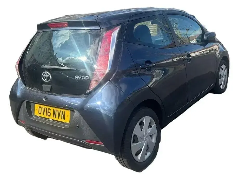 Usado Toyota Aygo X-play 68 CV (50 kW) 2016 Azul Utilitario
