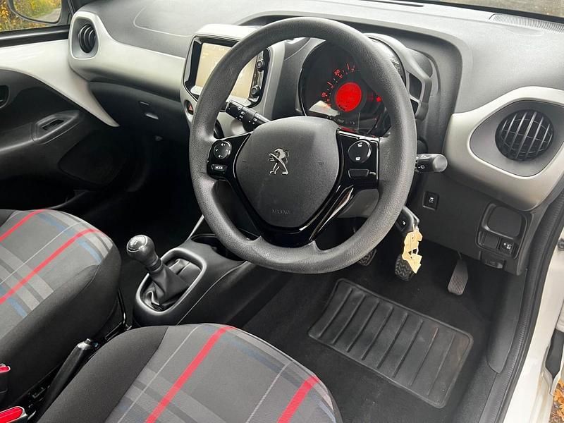 Used Peugeot 108 Active 68 HP (50 kW) 2015 White Hatchback