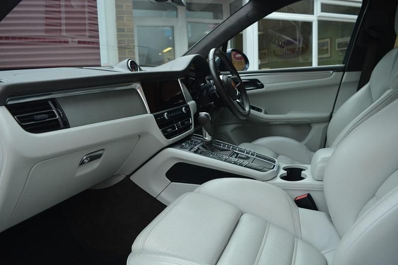 Used Porsche Macan Turbo 440 HP (323 kW) 2019 Blue SUV