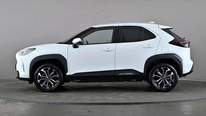 Used Toyota Yaris Hybrid Design 116 HP (85 kW) 2022 White Hatchback