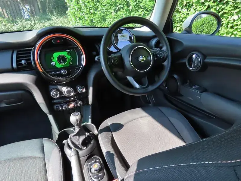 Used Mini ONE Classic 102 HP (75 kW) 2019 Pepper white Hatchback
