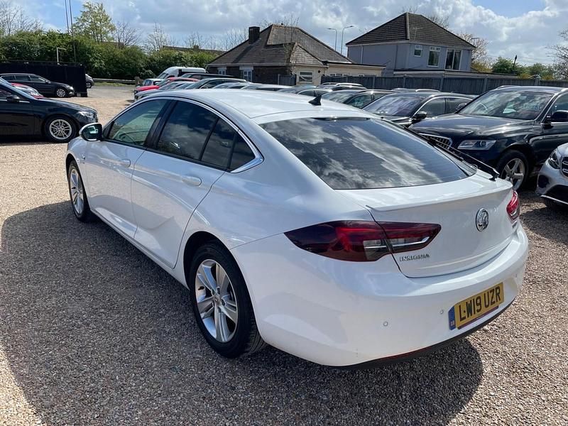Used Vauxhall Insignia SRi 140 HP (102 kW) 2019 White Hatchback