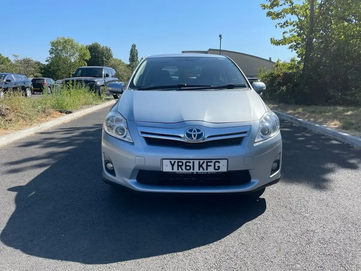 Used Toyota Auris Hybrid 136 HP (100 kW) 2011 Blue Hatchback