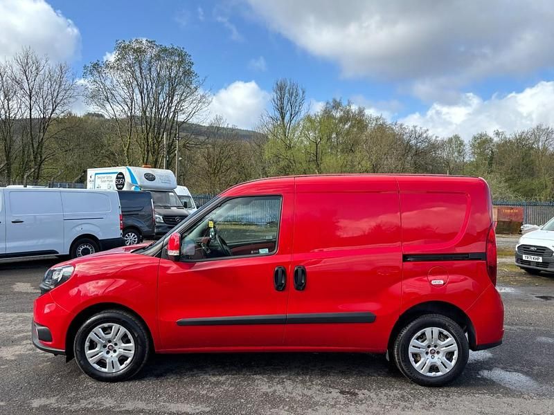 Used Fiat Doblò 95 HP (69 kW) 2018 Red MPV