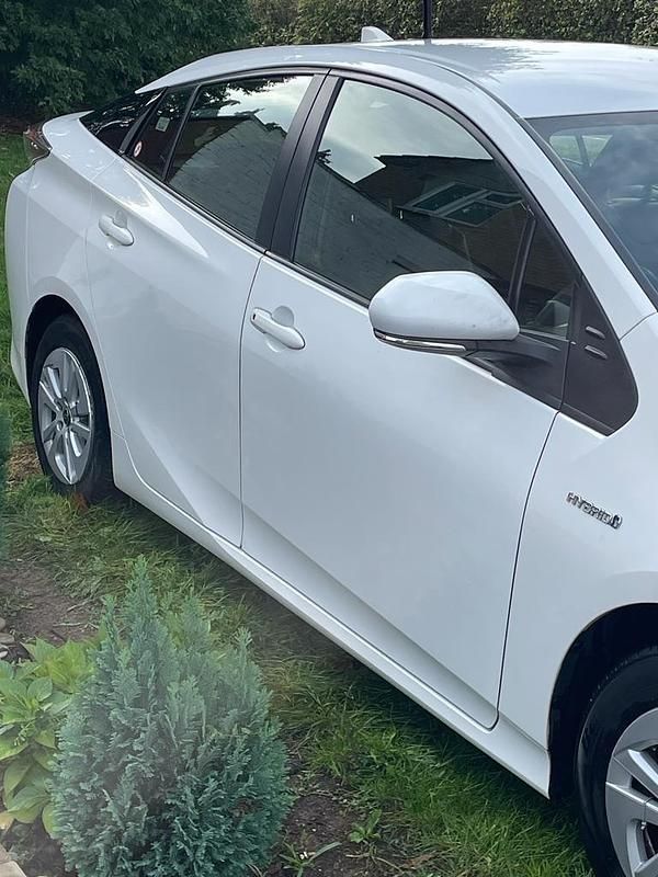Used Toyota Prius Active 2017 White Hatchback