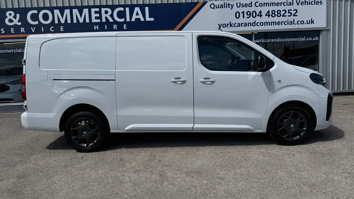 Used Vauxhall Vivaro 143 HP (105 kW) 2024 White MPV