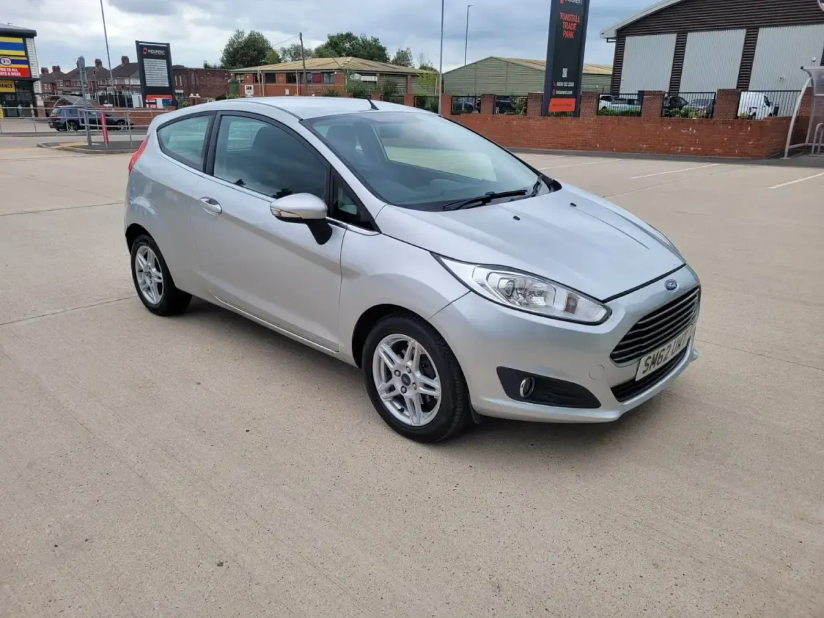 Usado Ford Fiesta Zetec 80 HP (58 kW) 2013 Prateado Citadino