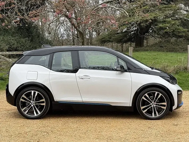 Begagnad BMW i3 Comfort Edition 135 kW (184 HK) 2022 Vit Halvkombi