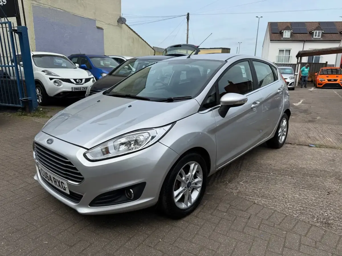 Usado Ford Fiesta Zetec 75 CV (55 kW) 2015 Plateado Utilitario